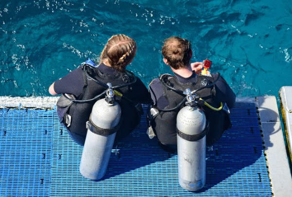 对于新手潜水员而言，选择适合初学者的目的地至关重要。以下是综合我们的亲身体验和小伙伴提供反馈的10个适合新手刷瓶的潜水目的地，它们水流平缓，潜水难度低，而且在18米深度范围内，展现了丰富的水下世界。